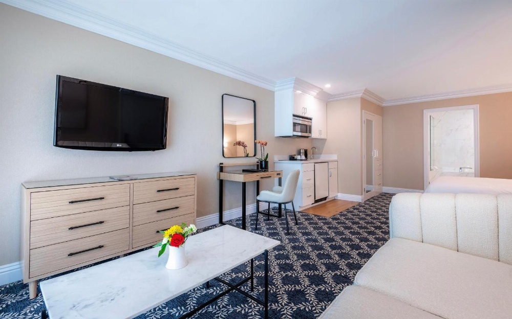 Beverly Hills Plaza Hotel