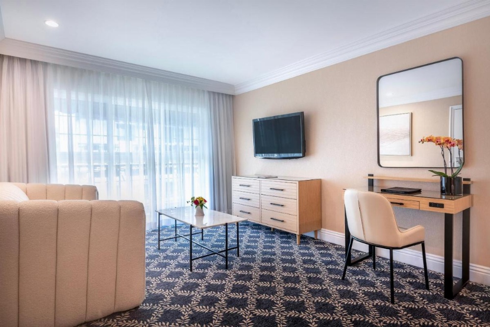 Beverly Hills Plaza Hotel